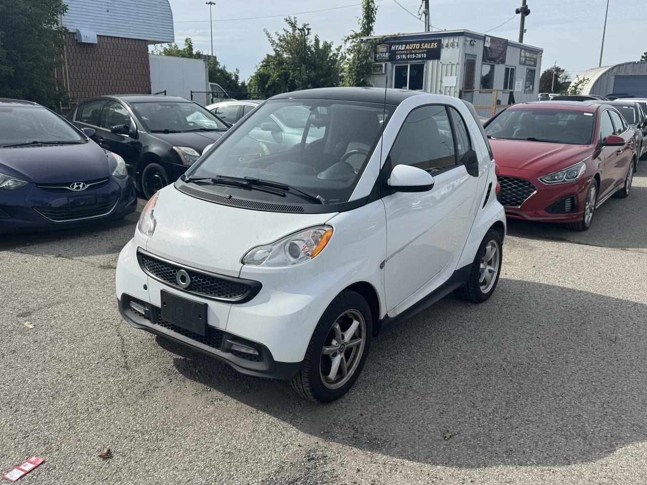 White 2014 smart fortwo Hatchback Rear-Wheel Drive Automatic