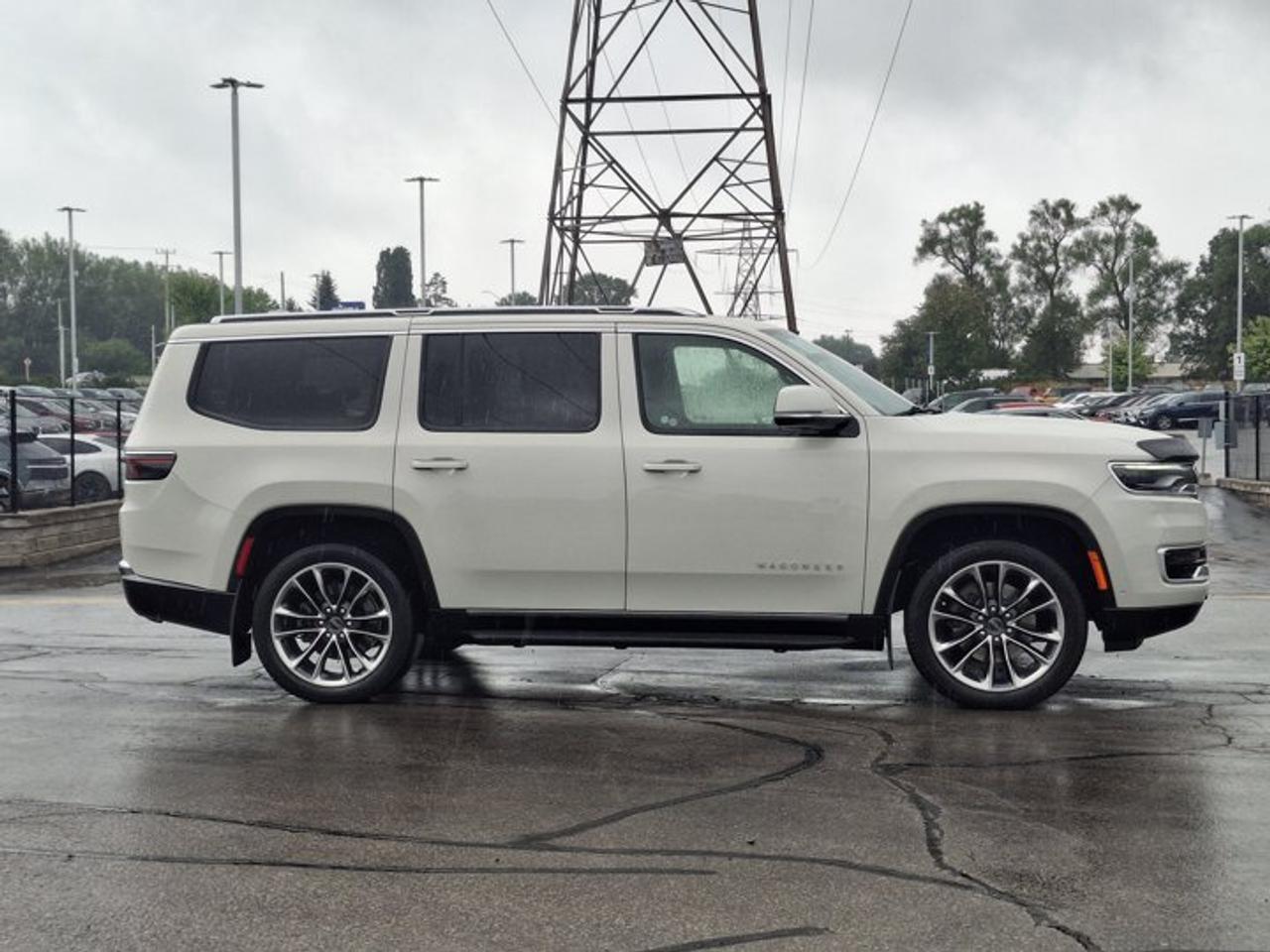 2022 Jeep Wagoneer Series II 4x4 | Leather | Premium Group | Heated + Cooled Seats | BSM | Remote Start | and More ! Photo