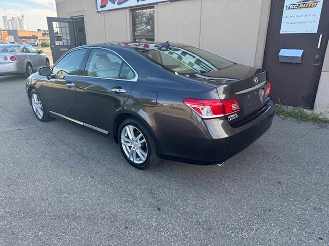 2010 Lexus ES 350 4dr Sdn Photo