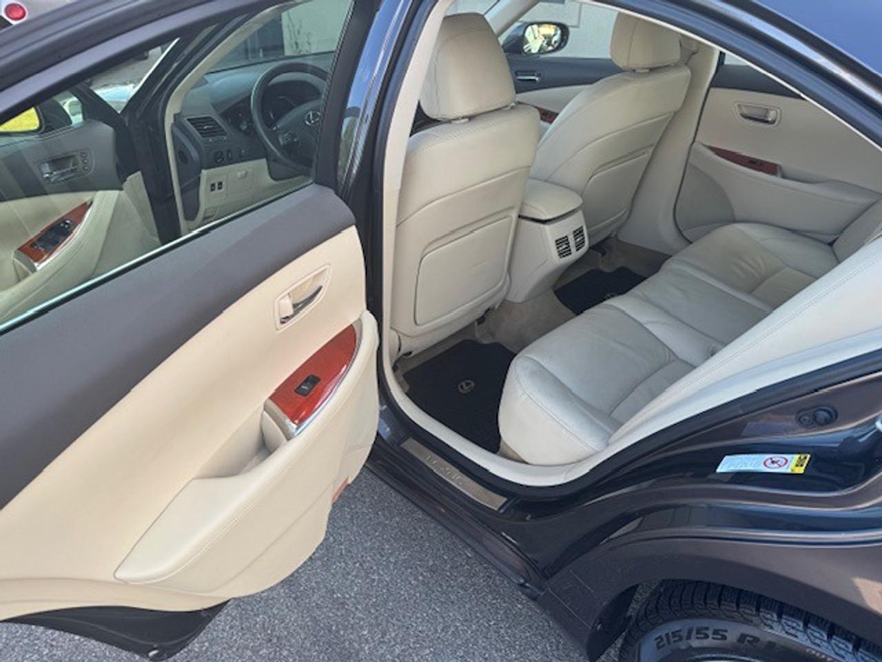 2010 Lexus ES 350 4dr Sdn Photo