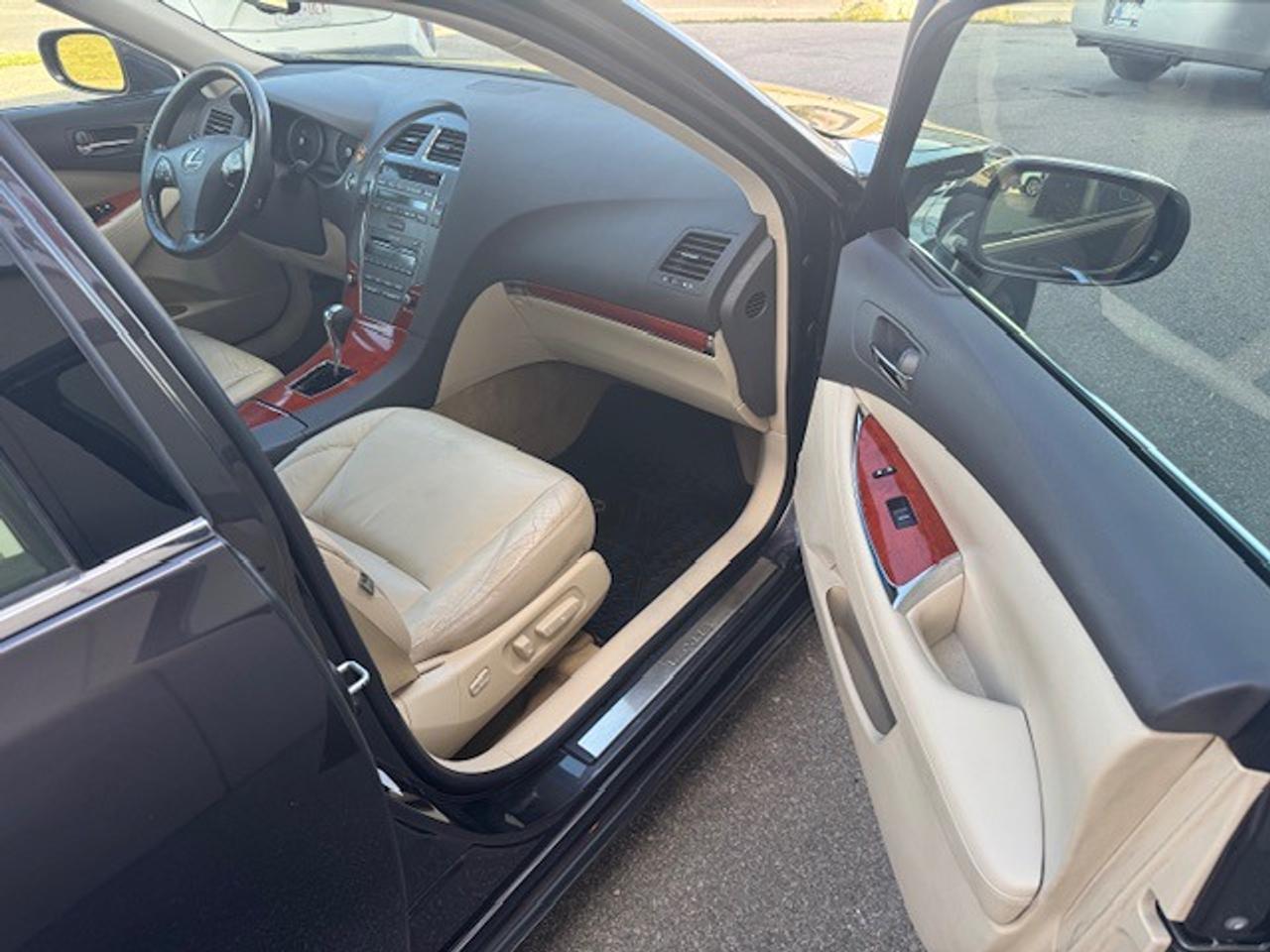 2010 Lexus ES 350 4dr Sdn Photo