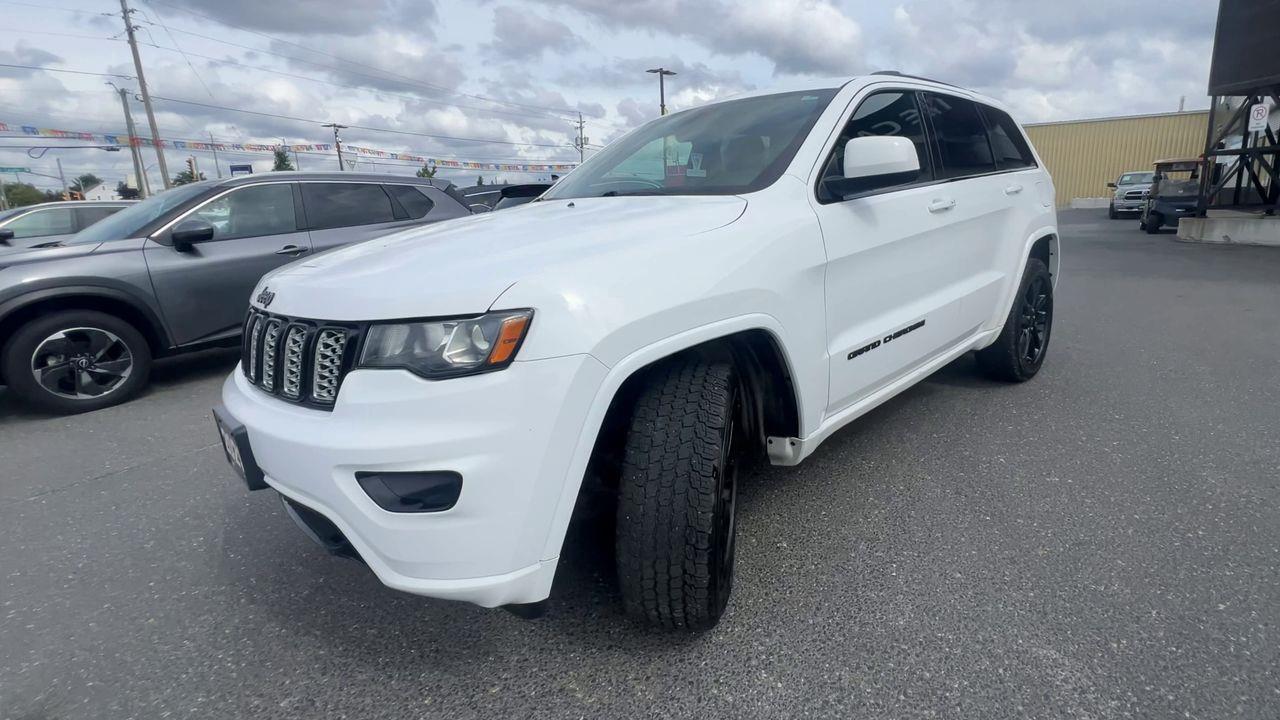 2021 Jeep Grand Cherokee Laredo 4x4, SIRIUS XM, NAV, REVERSE CAM, HEATED STEERING WHEEL, HEATED SEATS!! Photo
