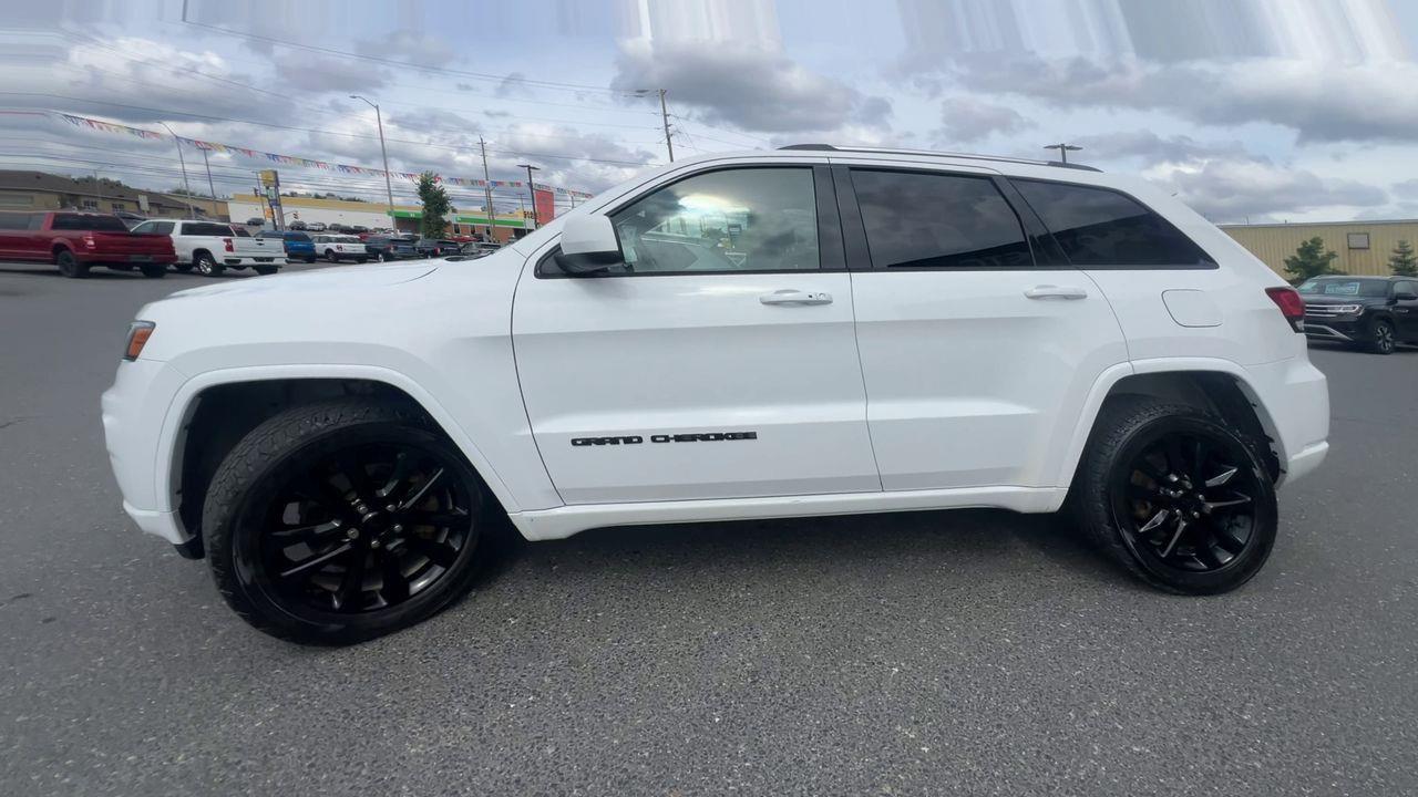 2021 Jeep Grand Cherokee Laredo 4x4, SIRIUS XM, NAV, REVERSE CAM, HEATED STEERING WHEEL, HEATED SEATS!! Photo