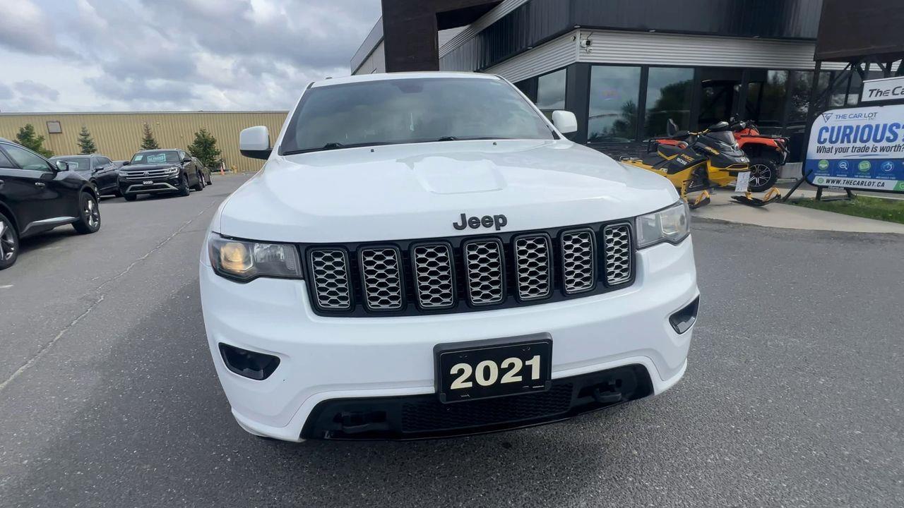 2021 Jeep Grand Cherokee Laredo 4x4, SIRIUS XM, NAV, REVERSE CAM, HEATED STEERING WHEEL, HEATED SEATS!! Photo