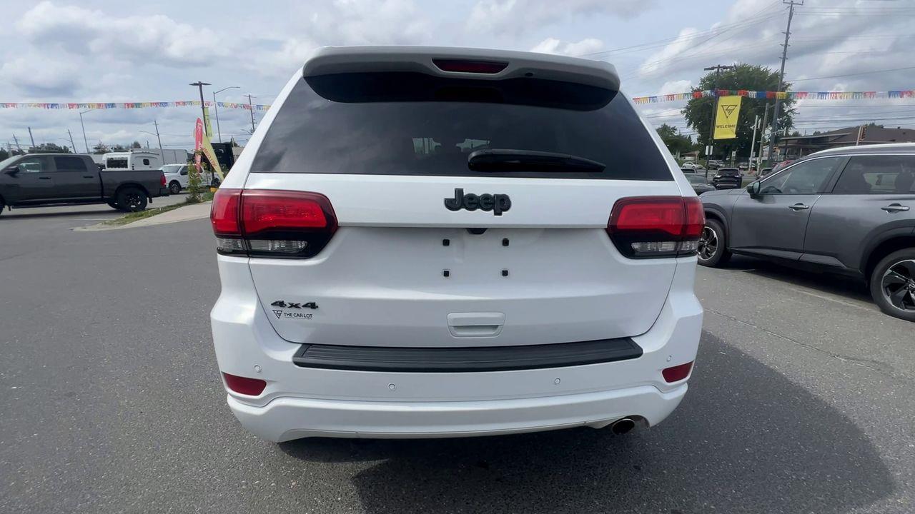 2021 Jeep Grand Cherokee Laredo 4x4, SIRIUS XM, NAV, REVERSE CAM, HEATED STEERING WHEEL, HEATED SEATS!! Photo