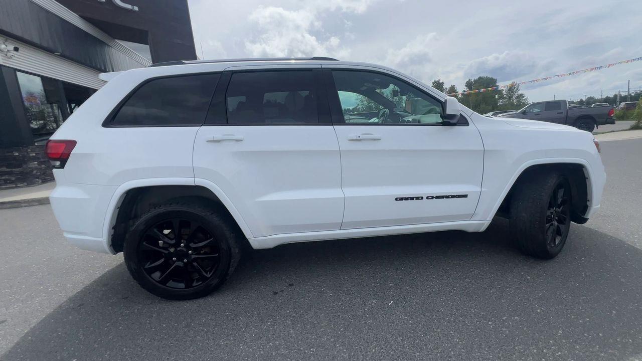 2021 Jeep Grand Cherokee Laredo 4x4, SIRIUS XM, NAV, REVERSE CAM, HEATED STEERING WHEEL, HEATED SEATS!! Photo