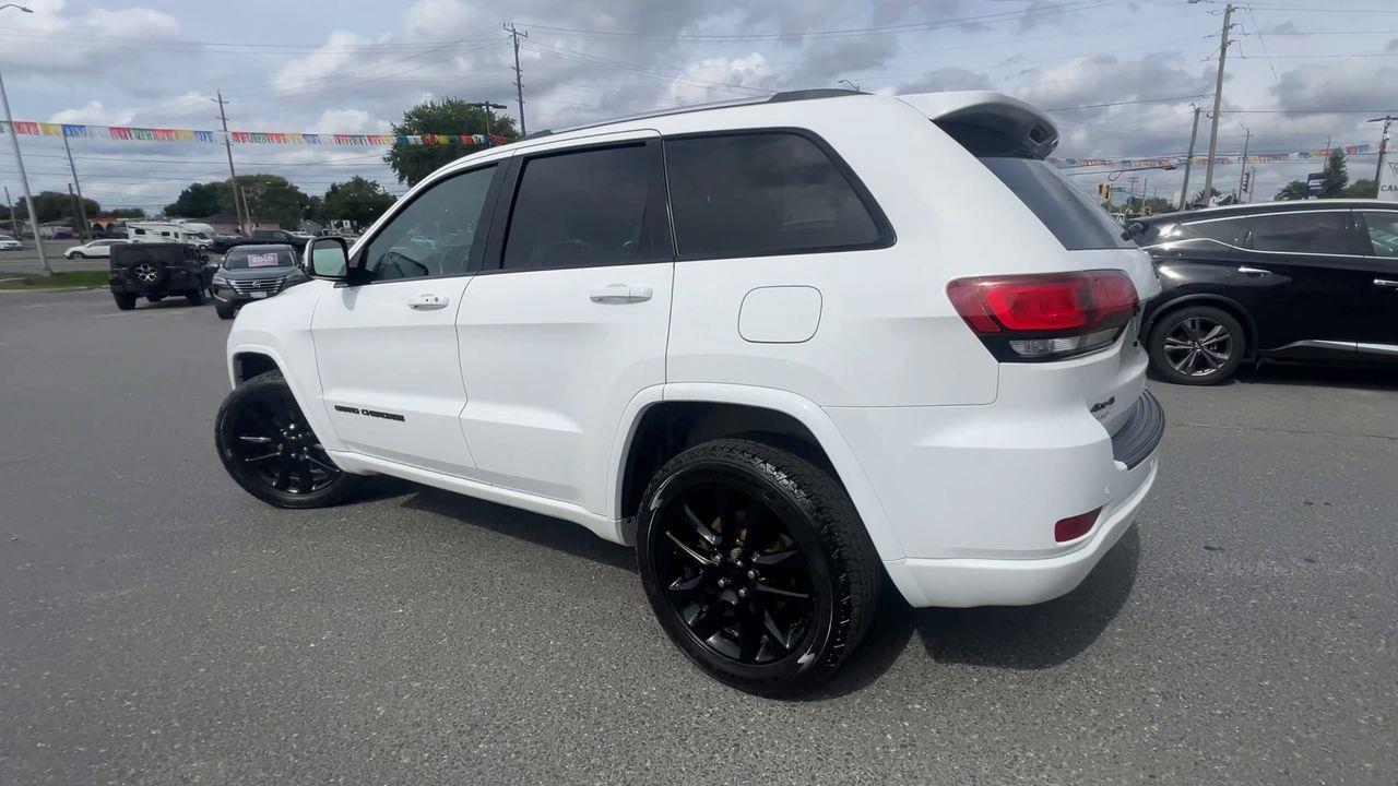 2021 Jeep Grand Cherokee Laredo 4x4, SIRIUS XM, NAV, REVERSE CAM, HEATED STEERING WHEEL, HEATED SEATS!! Photo