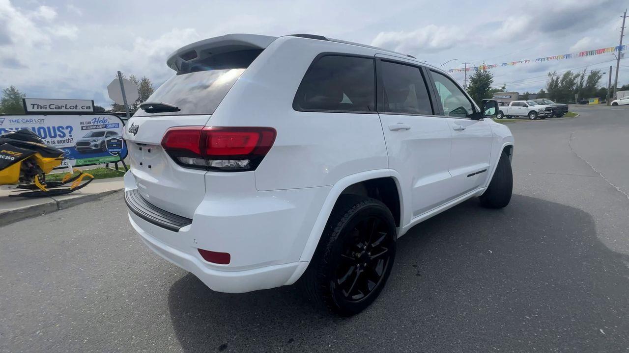 2021 Jeep Grand Cherokee Laredo 4x4, SIRIUS XM, NAV, REVERSE CAM, HEATED STEERING WHEEL, HEATED SEATS!! Photo