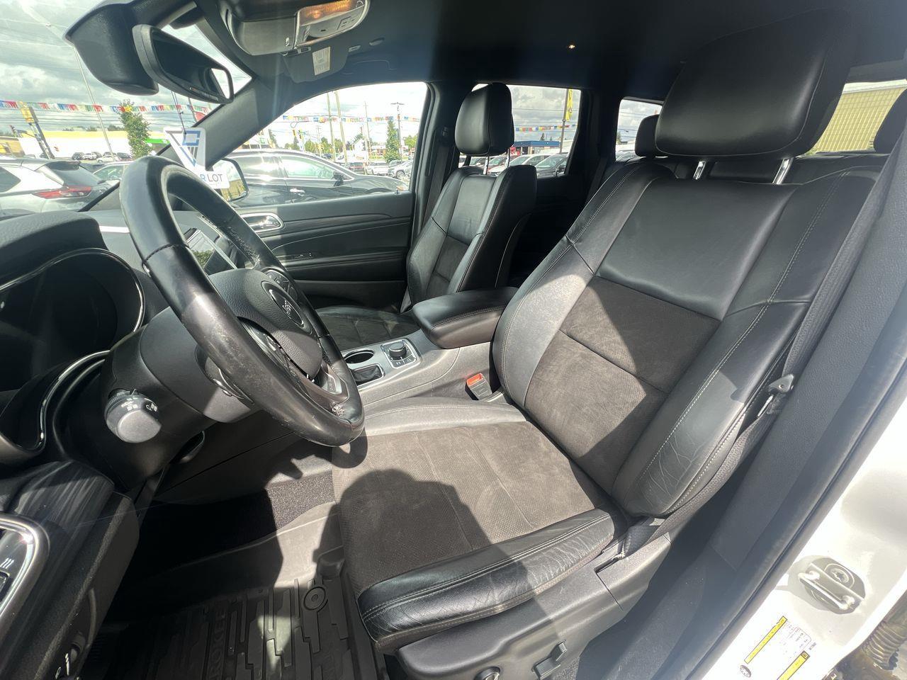 2021 Jeep Grand Cherokee Laredo 4x4, SIRIUS XM, NAV, REVERSE CAM, HEATED STEERING WHEEL, HEATED SEATS!! Photo