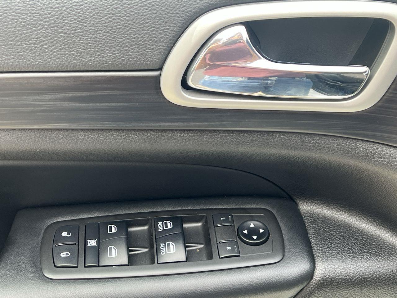 2021 Jeep Grand Cherokee Laredo 4x4, SIRIUS XM, NAV, REVERSE CAM, HEATED STEERING WHEEL, HEATED SEATS!! Photo