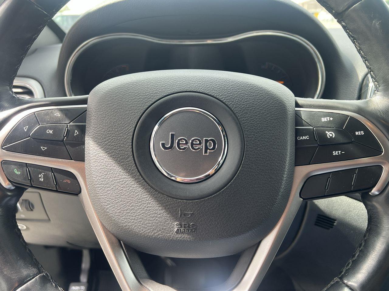 2021 Jeep Grand Cherokee Laredo 4x4, SIRIUS XM, NAV, REVERSE CAM, HEATED STEERING WHEEL, HEATED SEATS!! Photo