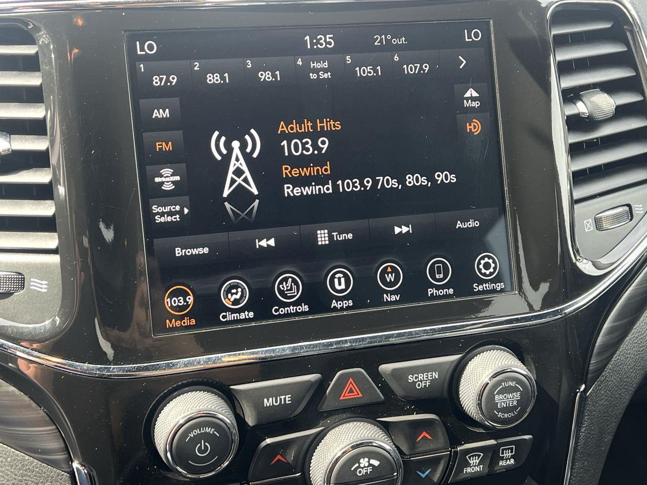 2021 Jeep Grand Cherokee Laredo 4x4, SIRIUS XM, NAV, REVERSE CAM, HEATED STEERING WHEEL, HEATED SEATS!! Photo