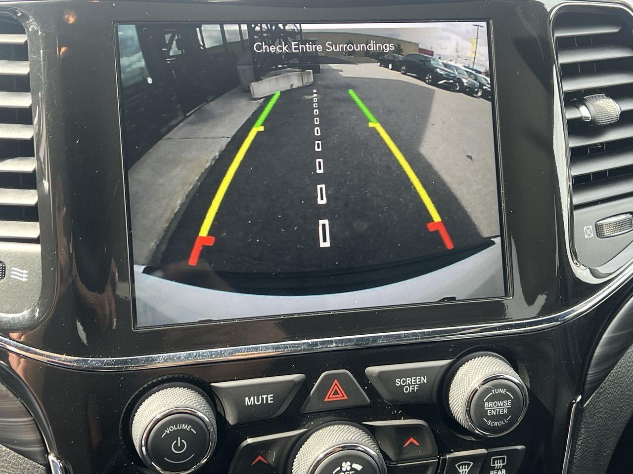 2021 Jeep Grand Cherokee Laredo 4x4, SIRIUS XM, NAV, REVERSE CAM, HEATED STEERING WHEEL, HEATED SEATS!! Photo