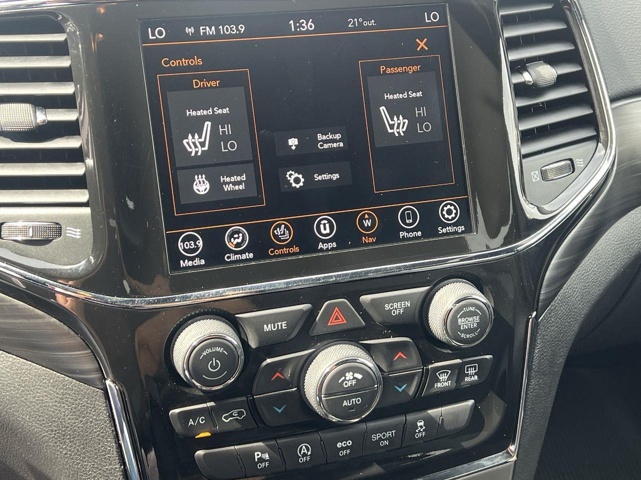 2021 Jeep Grand Cherokee Laredo 4x4, SIRIUS XM, NAV, REVERSE CAM, HEATED STEERING WHEEL, HEATED SEATS!! Photo