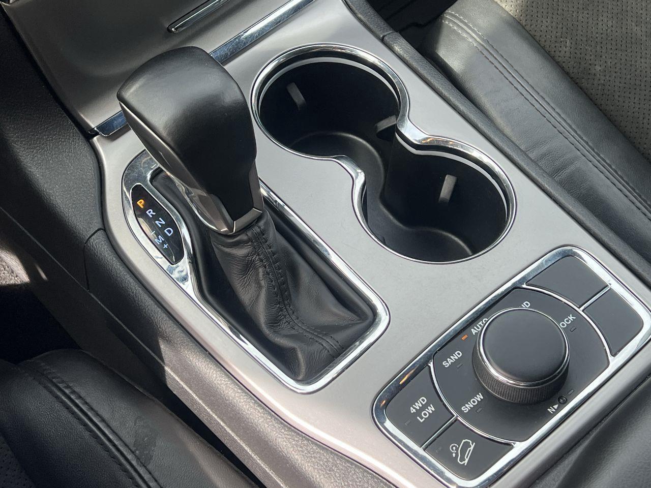2021 Jeep Grand Cherokee Laredo 4x4, SIRIUS XM, NAV, REVERSE CAM, HEATED STEERING WHEEL, HEATED SEATS!! Photo