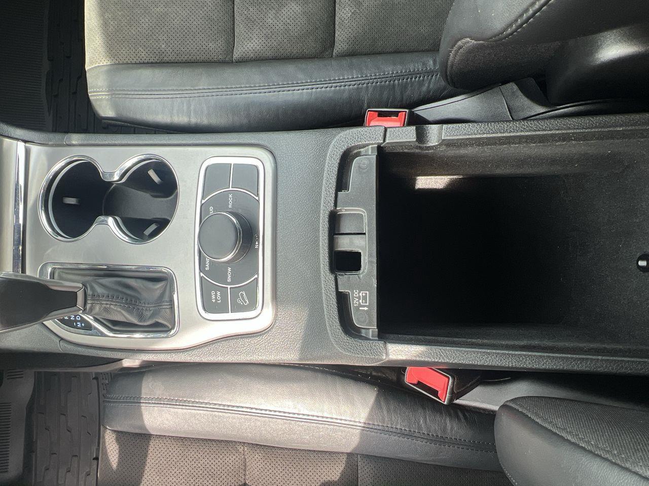 2021 Jeep Grand Cherokee Laredo 4x4, SIRIUS XM, NAV, REVERSE CAM, HEATED STEERING WHEEL, HEATED SEATS!! Photo