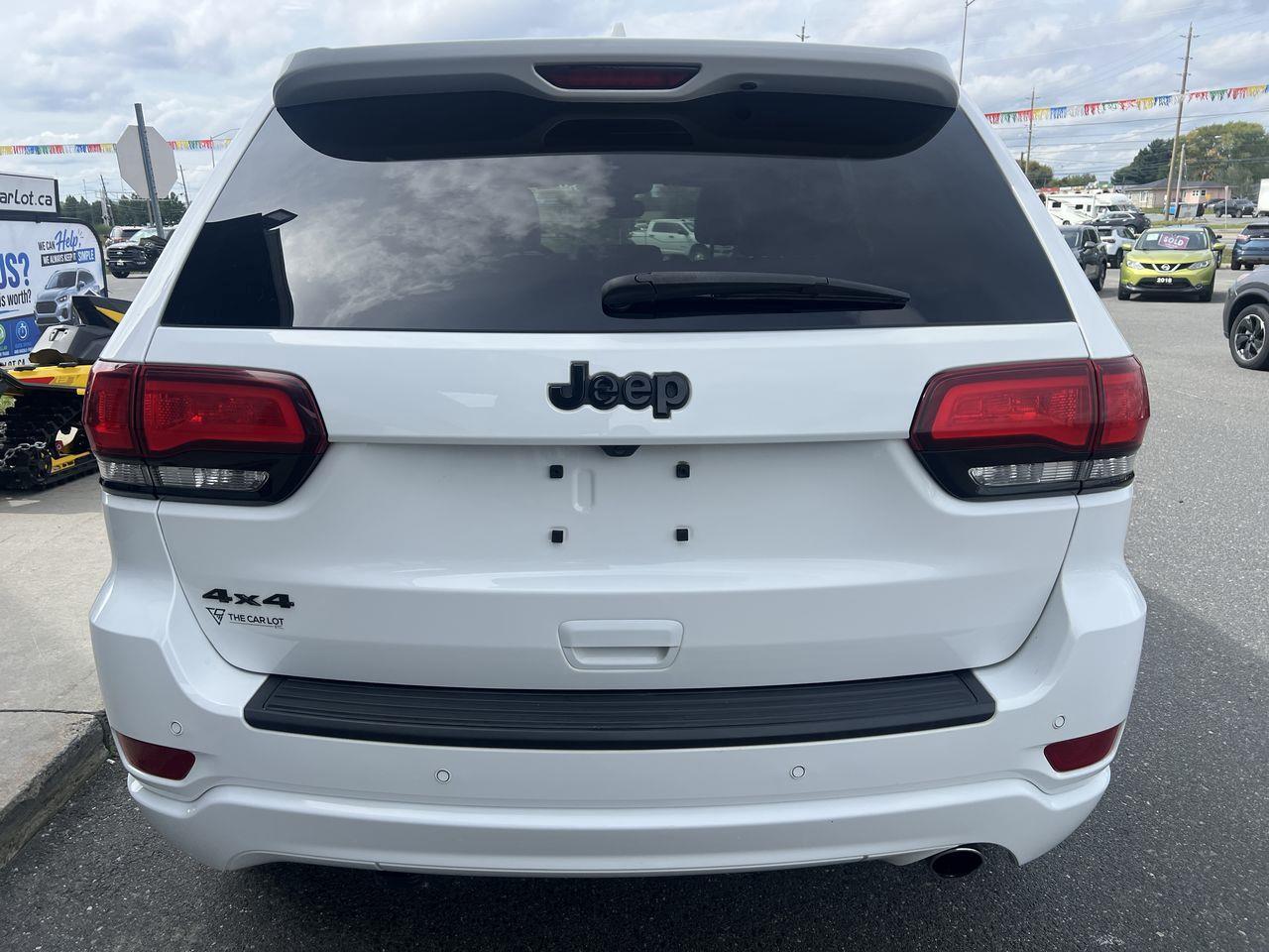 2021 Jeep Grand Cherokee Laredo 4x4, SIRIUS XM, NAV, REVERSE CAM, HEATED STEERING WHEEL, HEATED SEATS!! Photo