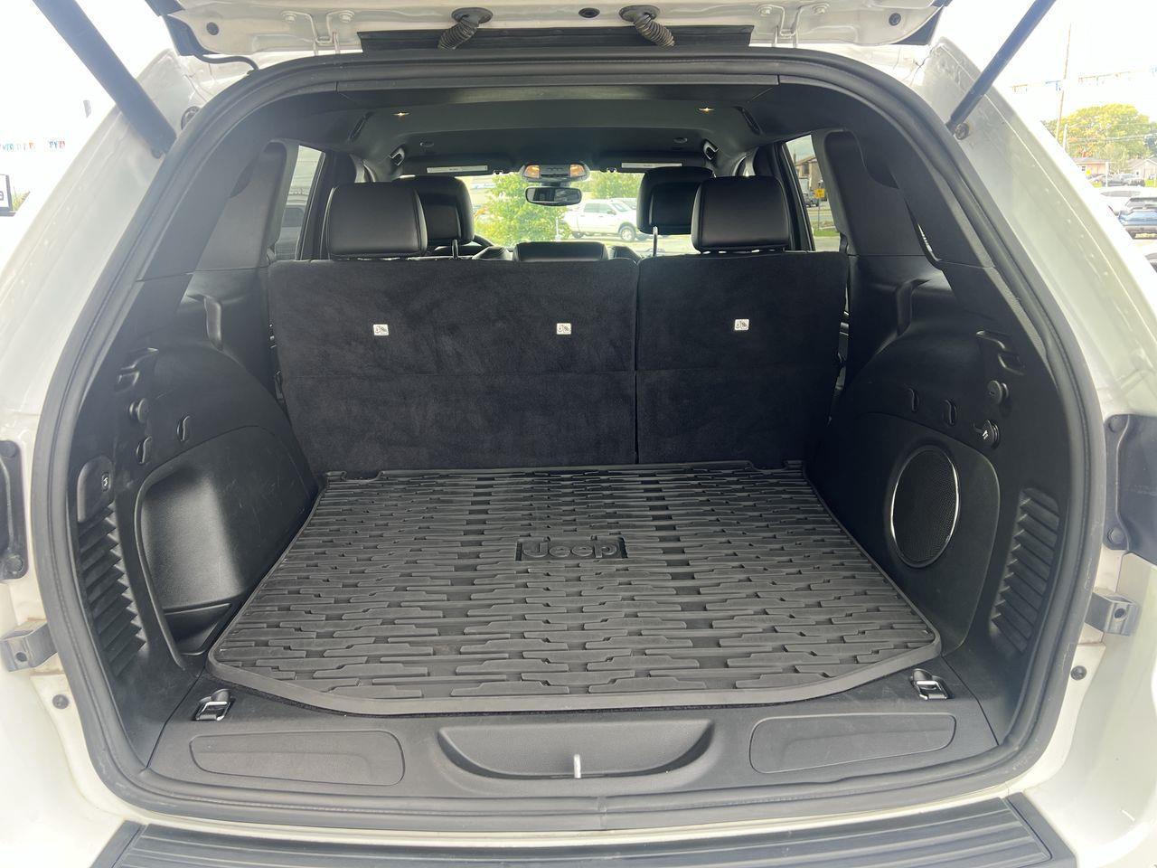 2021 Jeep Grand Cherokee Laredo 4x4, SIRIUS XM, NAV, REVERSE CAM, HEATED STEERING WHEEL, HEATED SEATS!! Photo