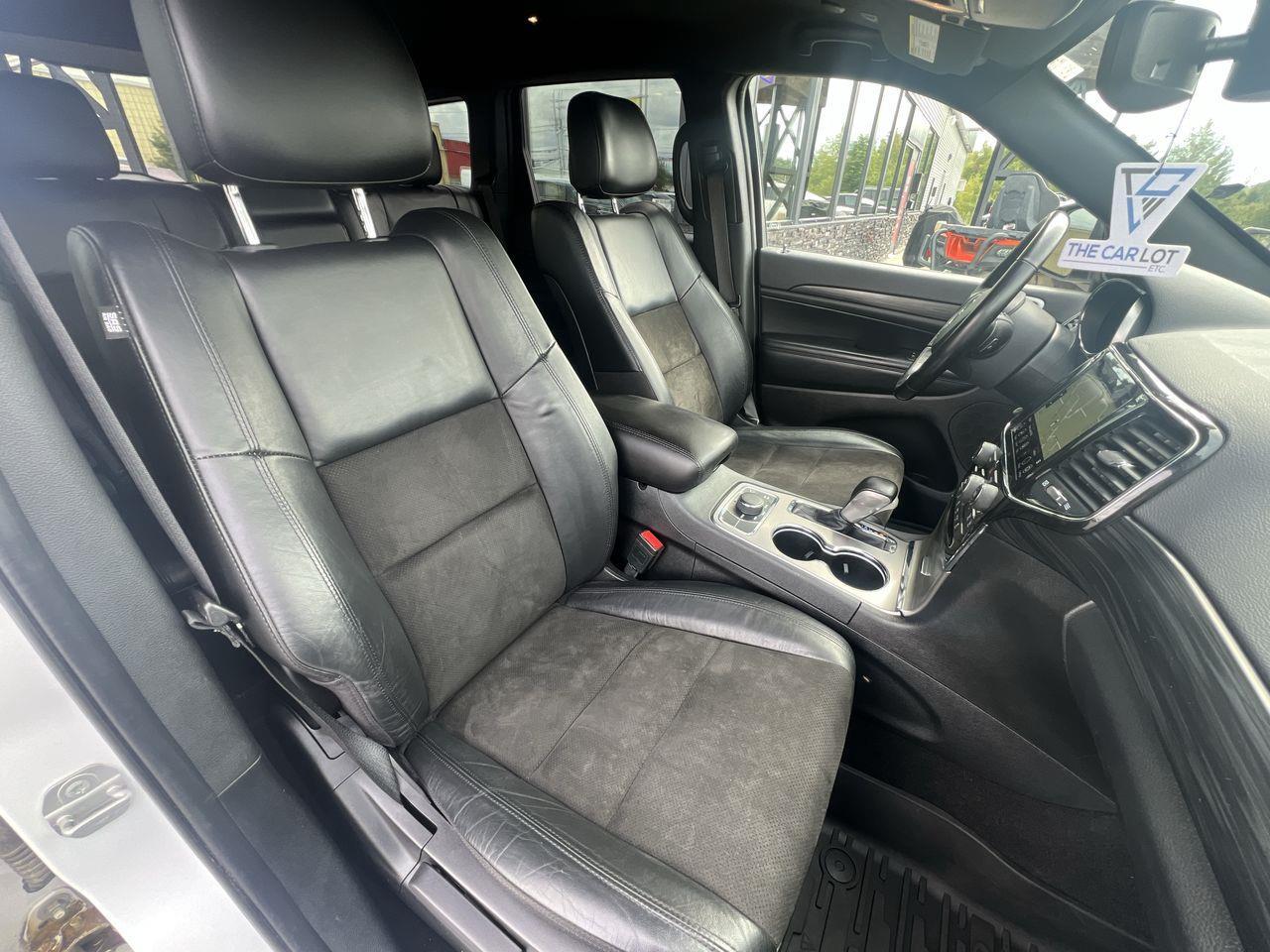 2021 Jeep Grand Cherokee Laredo 4x4, SIRIUS XM, NAV, REVERSE CAM, HEATED STEERING WHEEL, HEATED SEATS!! Photo
