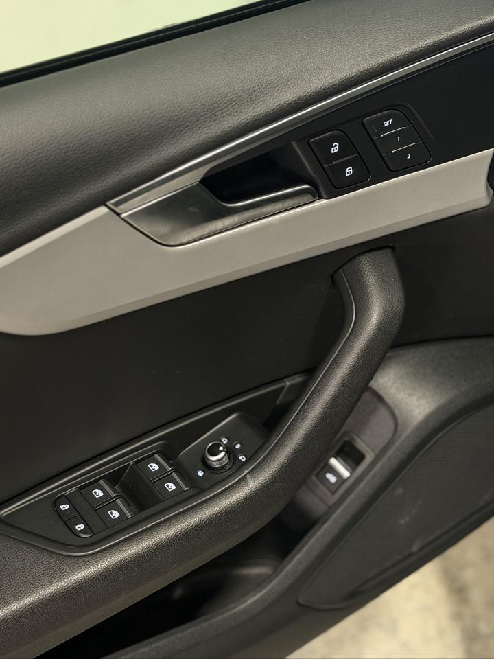 2023 Audi A4 KOMFORT | WIRELESS CARPLAY | SUNROOF | LEATHER INT Photo