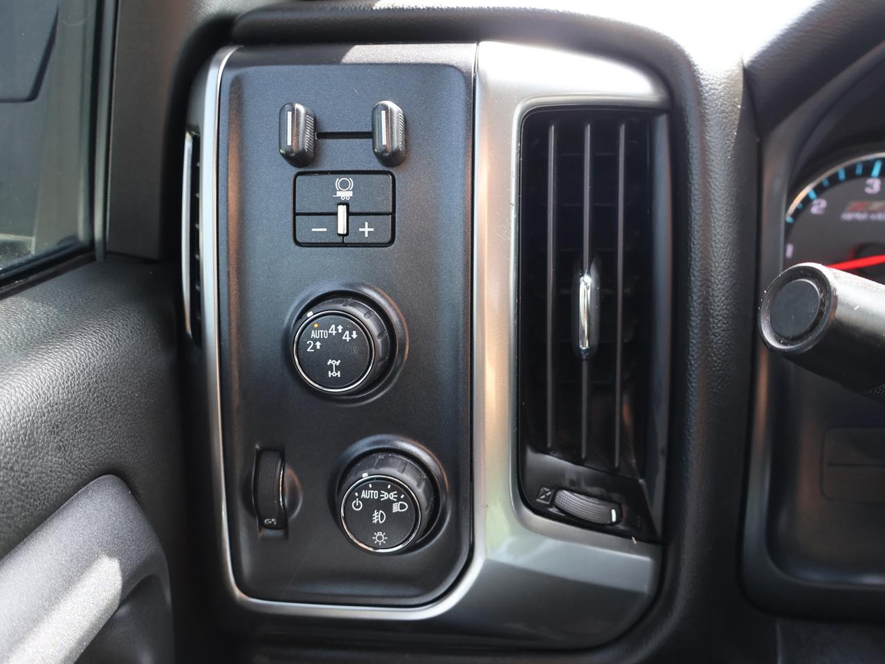 2018 Chevrolet Silverado 1500 V8 LT CREW CAB 4WD *ACCIDENT FREE*CHEVY MAINTAIN* CAMERA NAV BLUETOOTH HEATED SEATS CRUISE ALLOYS Photo