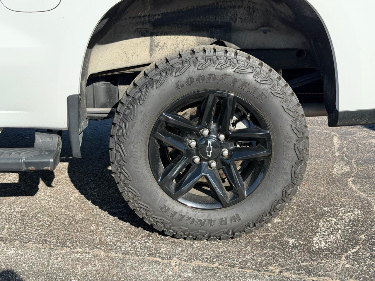 2024 Chevrolet Silverado 1500 Crew Cab Short Box 4-Wheel Drive Custom Trail Boss Photo