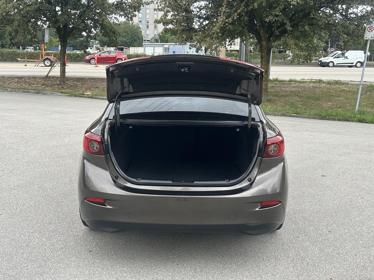 2014 Mazda MAZDA3 GS-SKY Photo