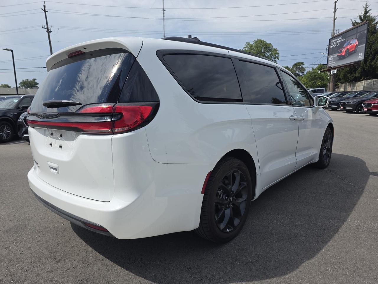 2022 Chrysler Pacifica Touring L Photo3