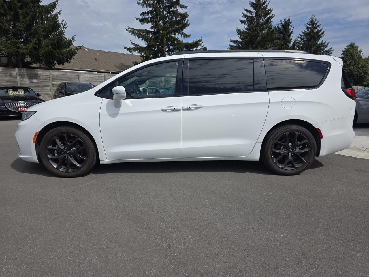 2022 Chrysler Pacifica Touring L Photo5