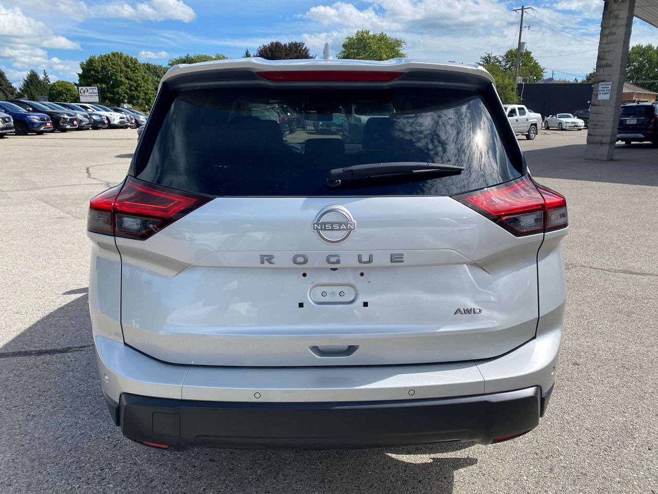 2024 Nissan Rogue S, AWD, REMOTE START, HEATED SEATS, BACK UP CAM! Photo