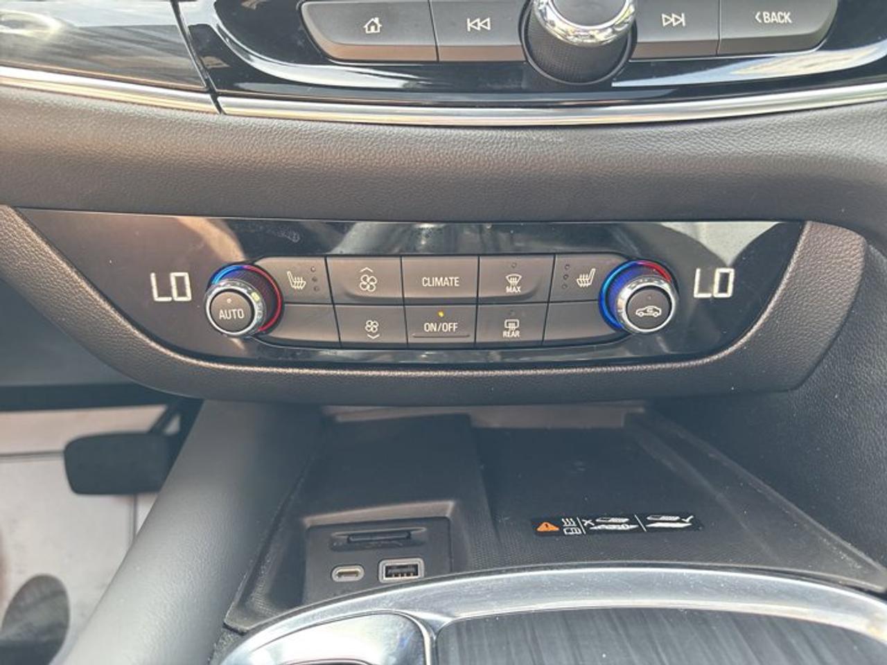 2024 Buick Enclave ST Essence AWD | No Accidents | Pano. Sunroof | Leather Seats Photo