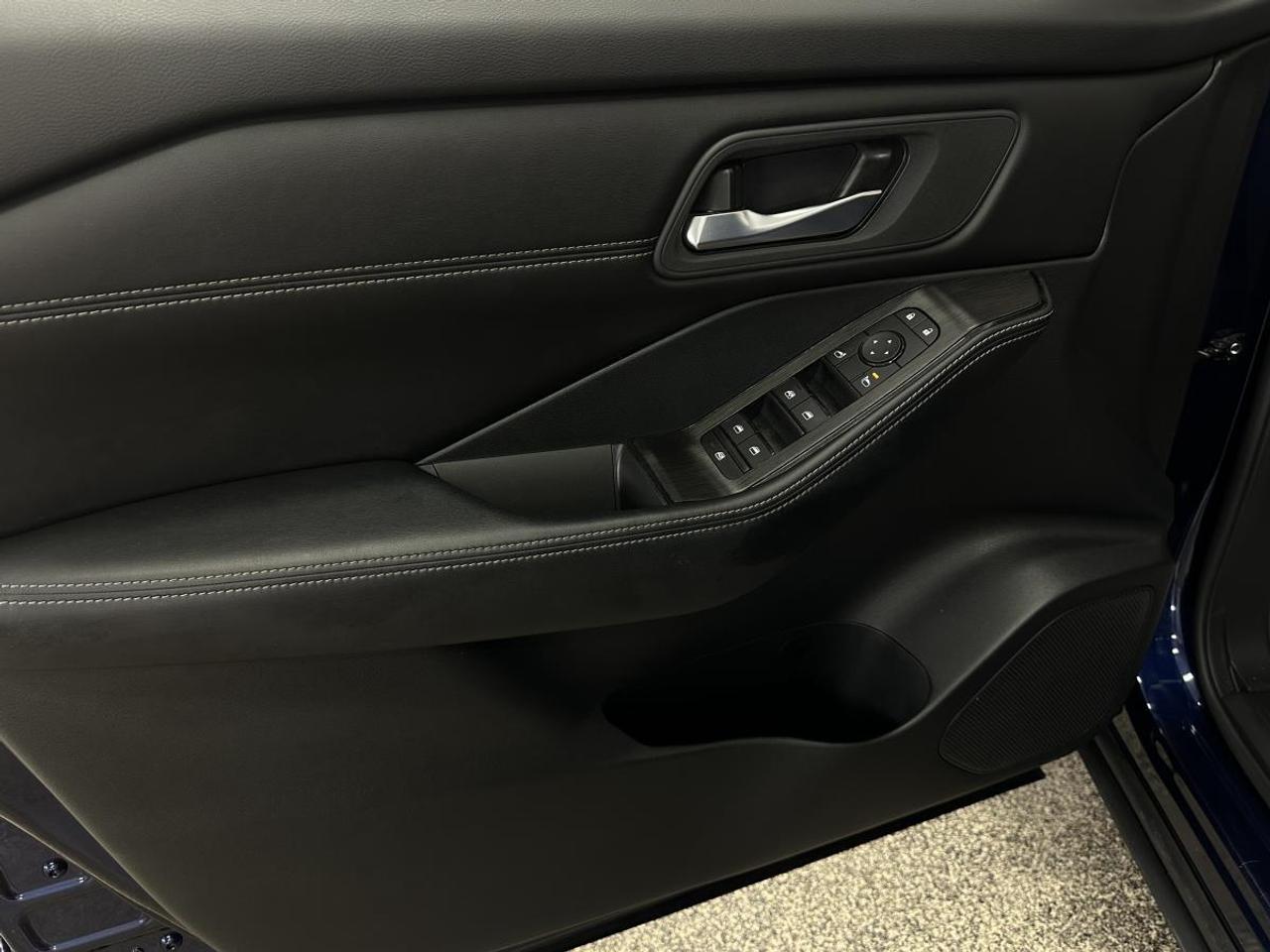 2024 Nissan Rogue SV Moonroof SV PREMIUM/LEATHER/PANOROOF/PWR GATE/OFF 1 OWNER LEASE! Photo