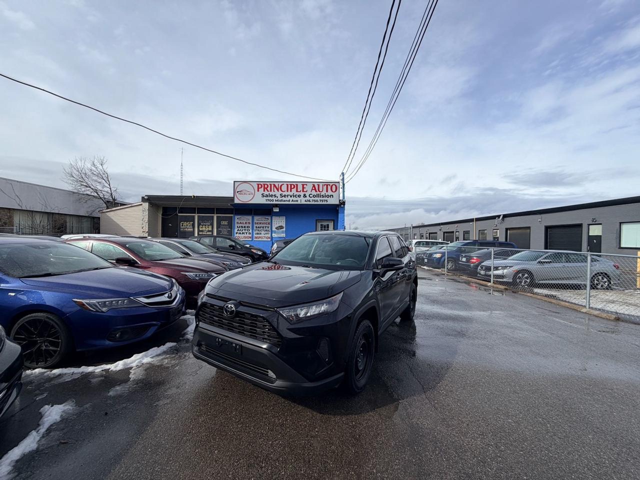 2022 Toyota RAV4 LE Photo0