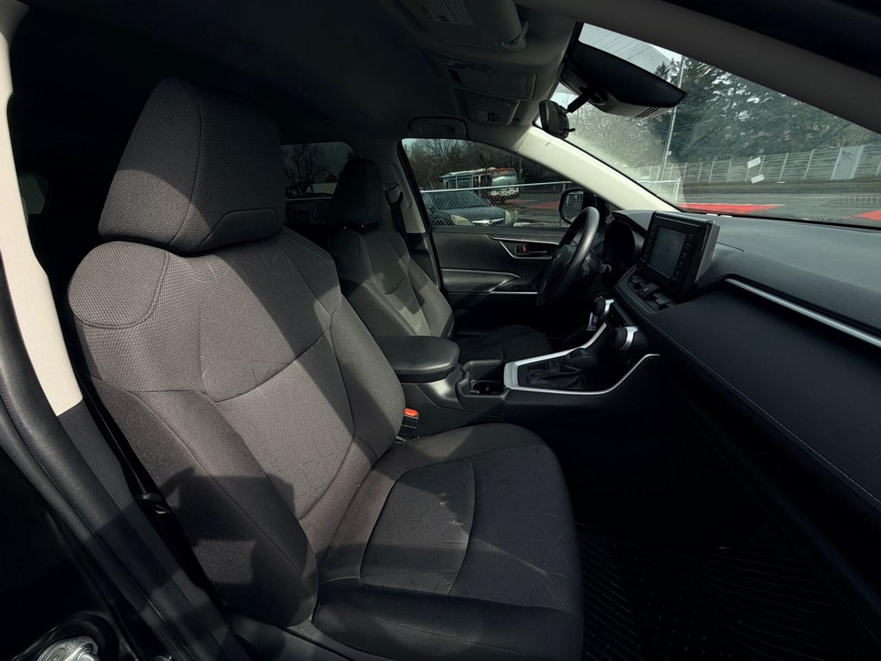 2022 Toyota RAV4 LE Photo