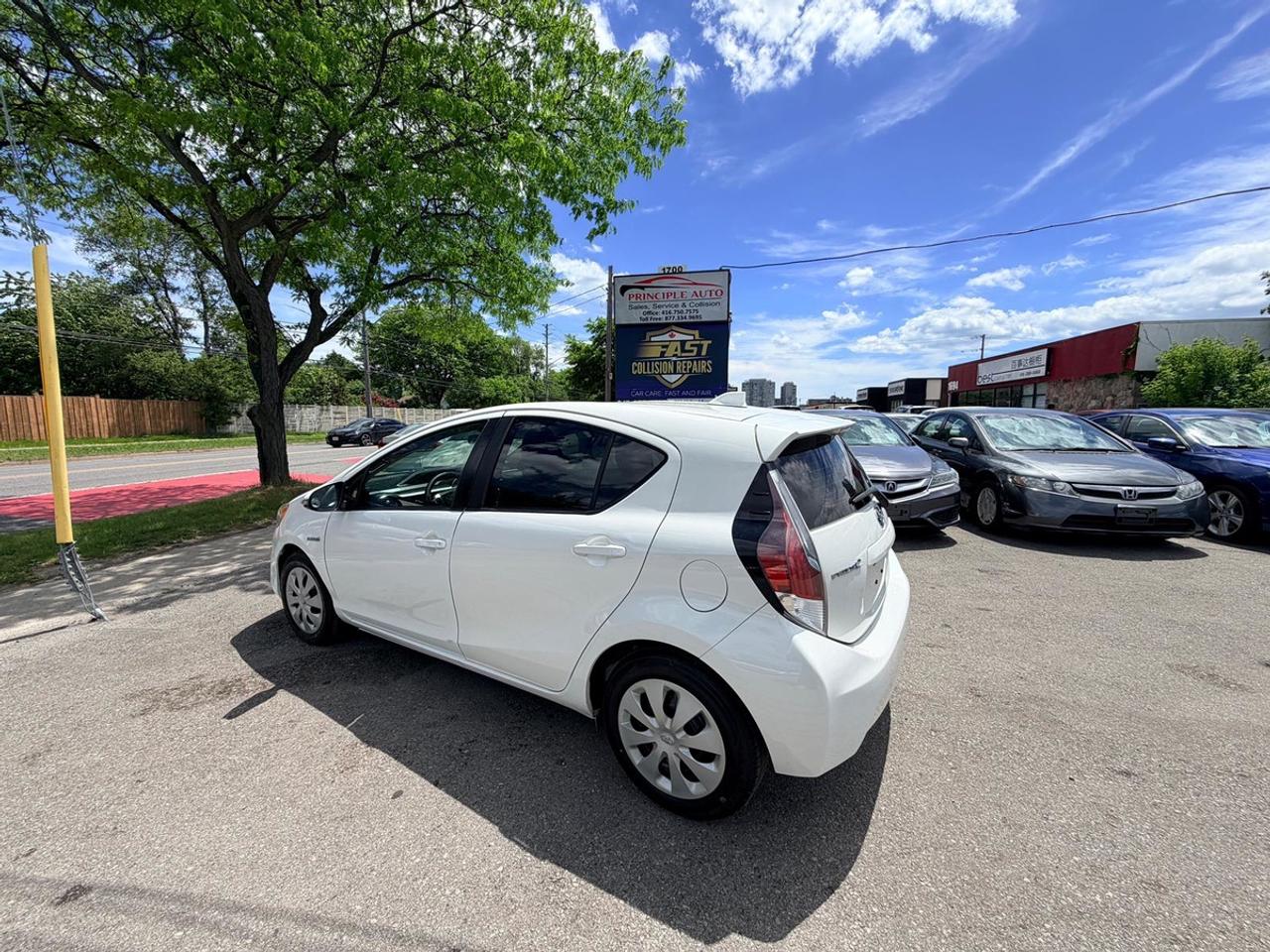 2015 Toyota Prius c Two Photo3