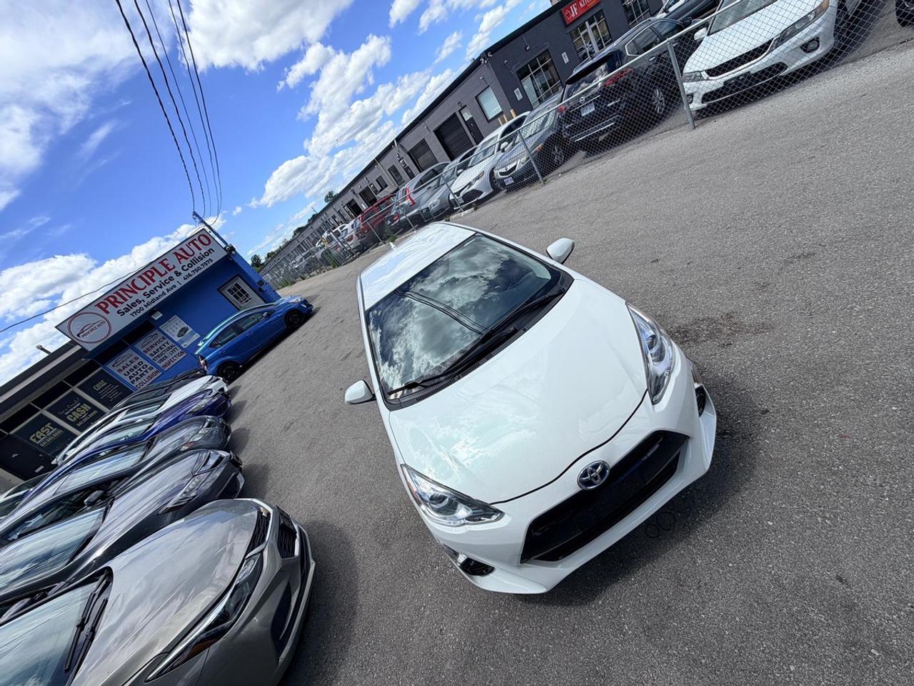 2015 Toyota Prius c Two Photo