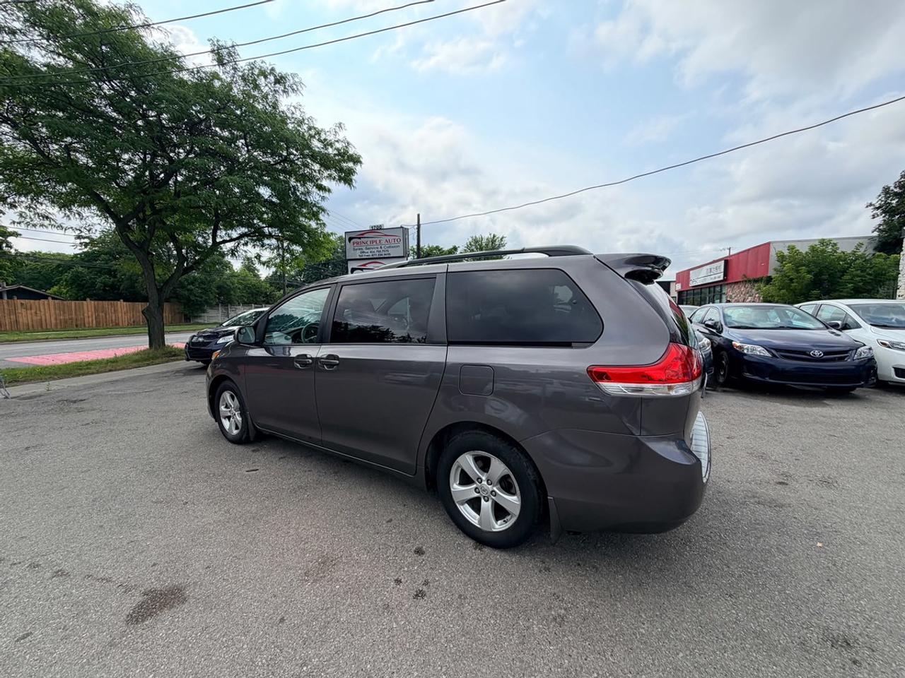 2012 Toyota Sienna LE Photo3