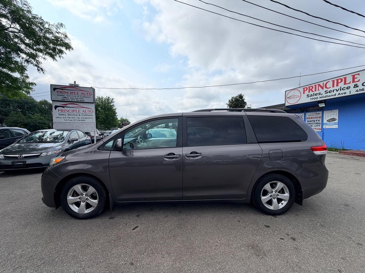 2012 Toyota Sienna LE Photo2