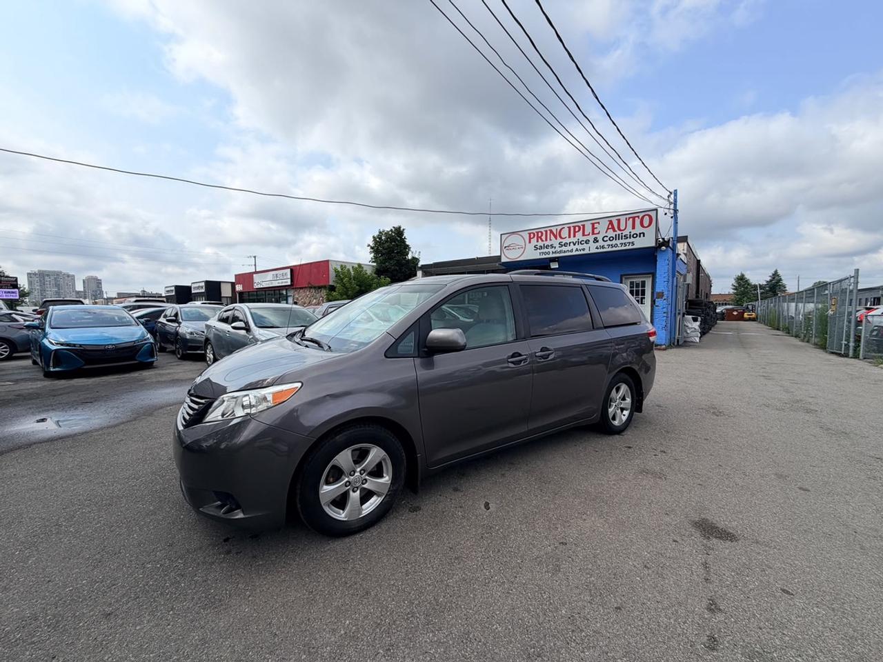 2012 Toyota Sienna LE Photo5
