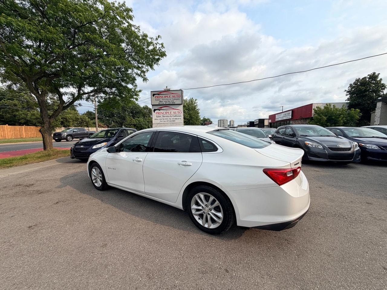 2017 Chevrolet Malibu LT Photo3