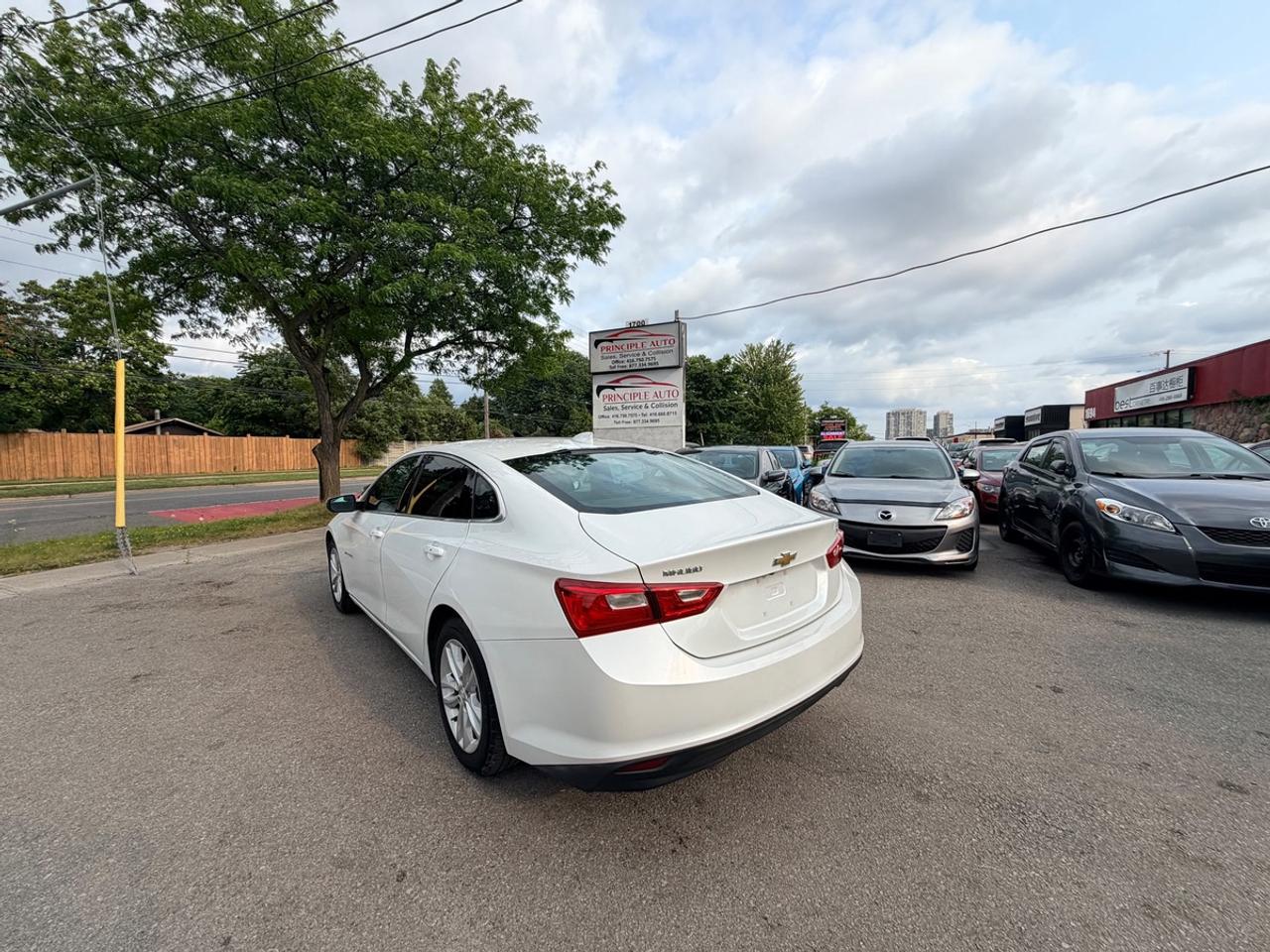 2017 Chevrolet Malibu LT Photo4