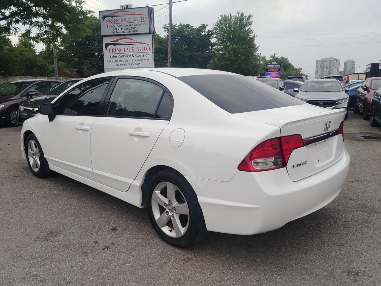 2010 Honda Civic DX-G Photo
