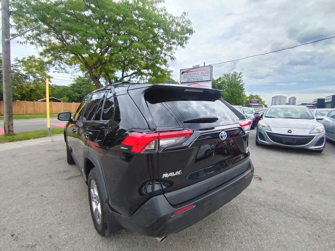 2023 Toyota RAV4 Hybrid XLE Photo