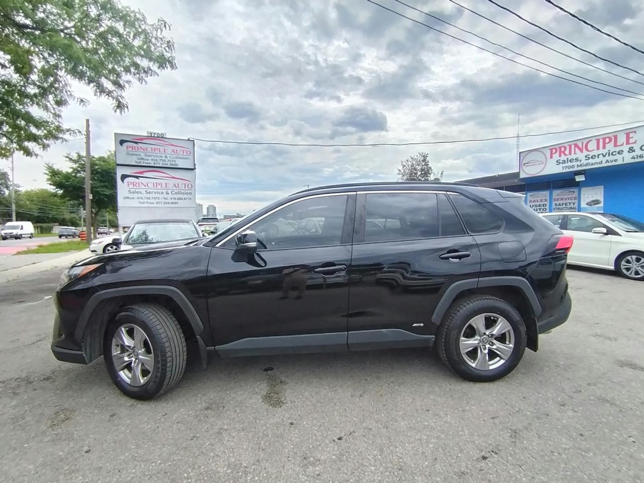 2023 Toyota RAV4 Hybrid XLE Photo