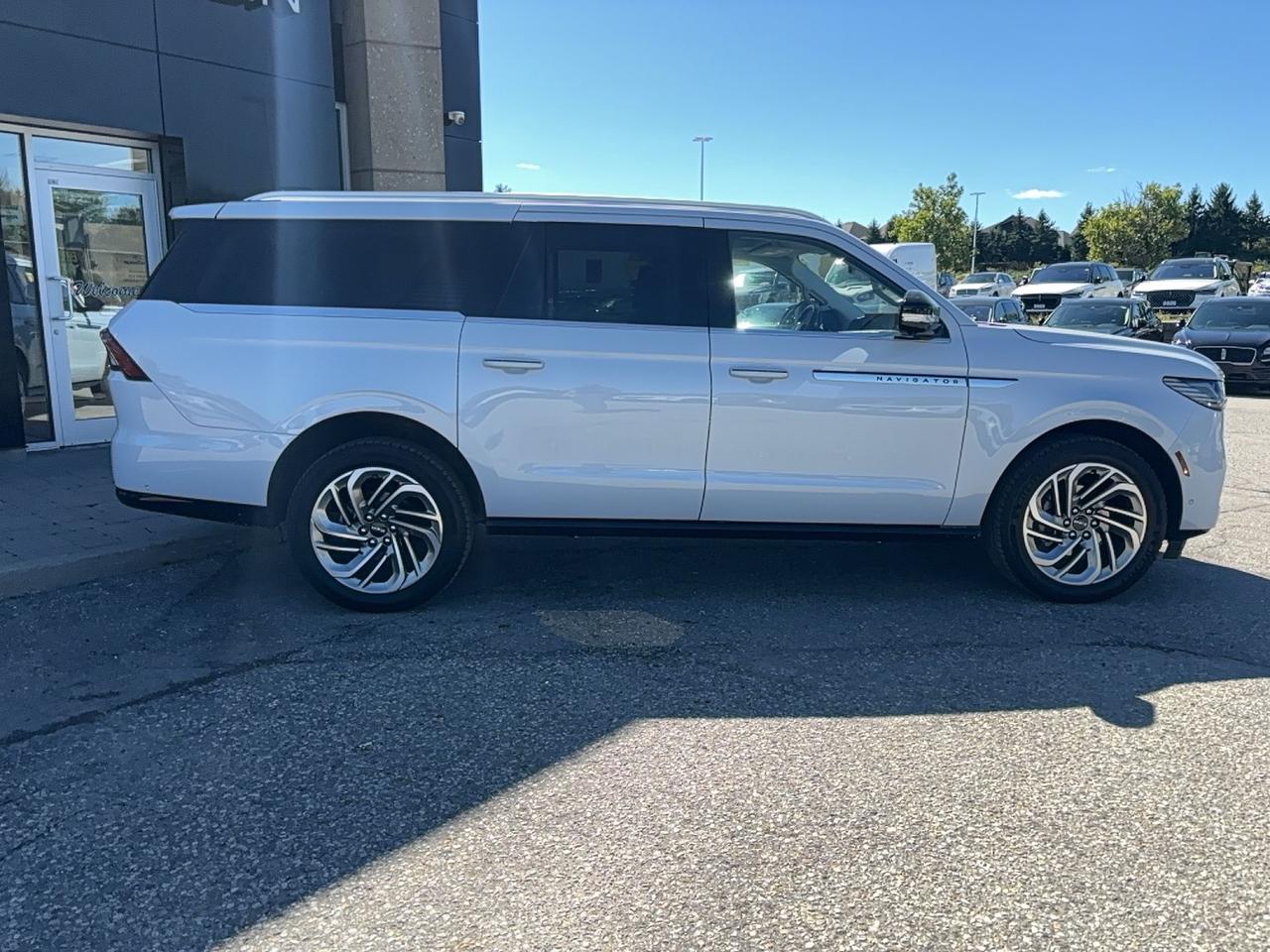 2025 Lincoln Navigator LONG VERSION, 22" RIMS, LOADED, OVER 137K NEW! Photo3