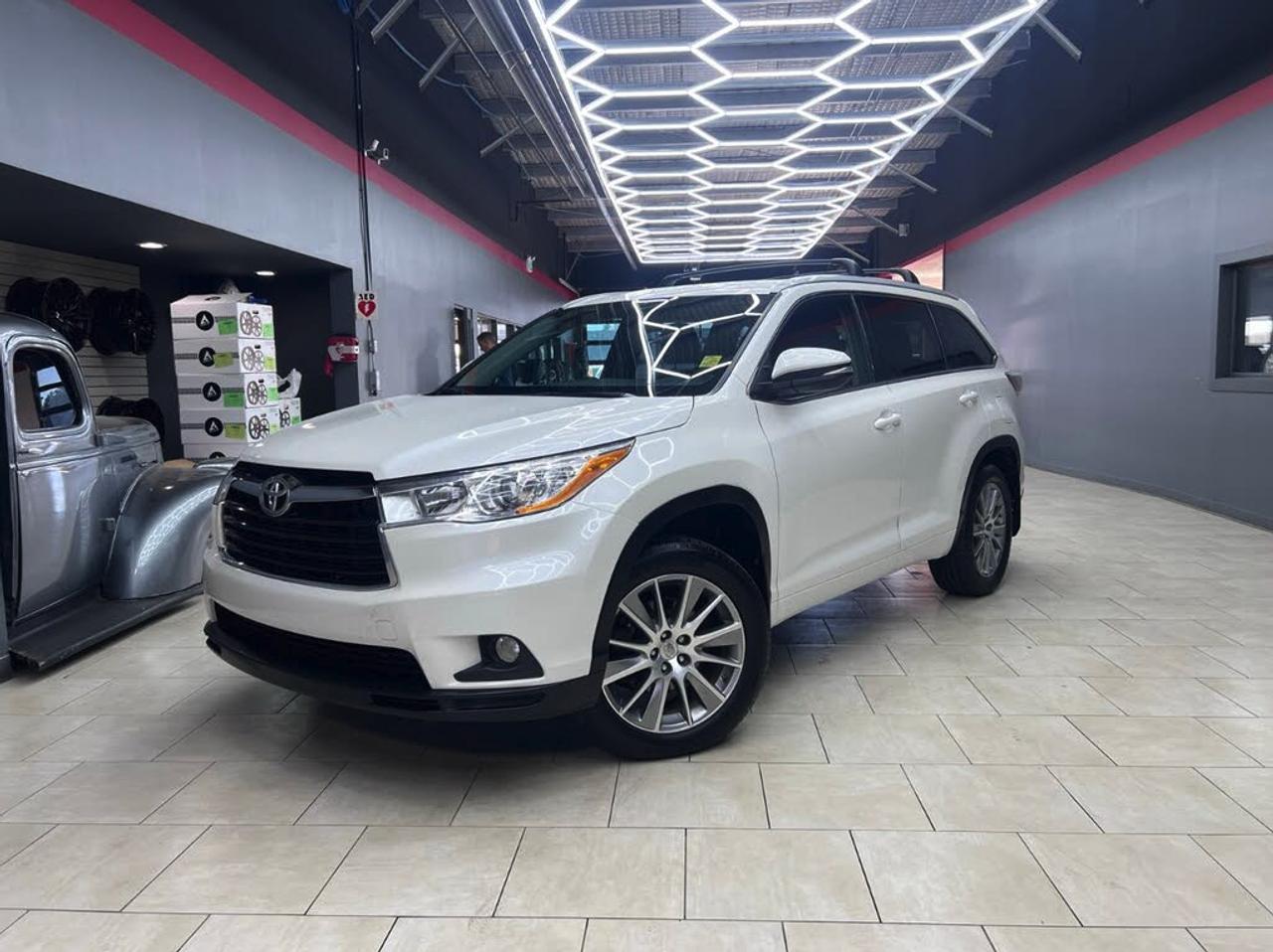 2015 Toyota Highlander XLE | AWD | 7 Pass | Leather | Roof | Cam | Alloys