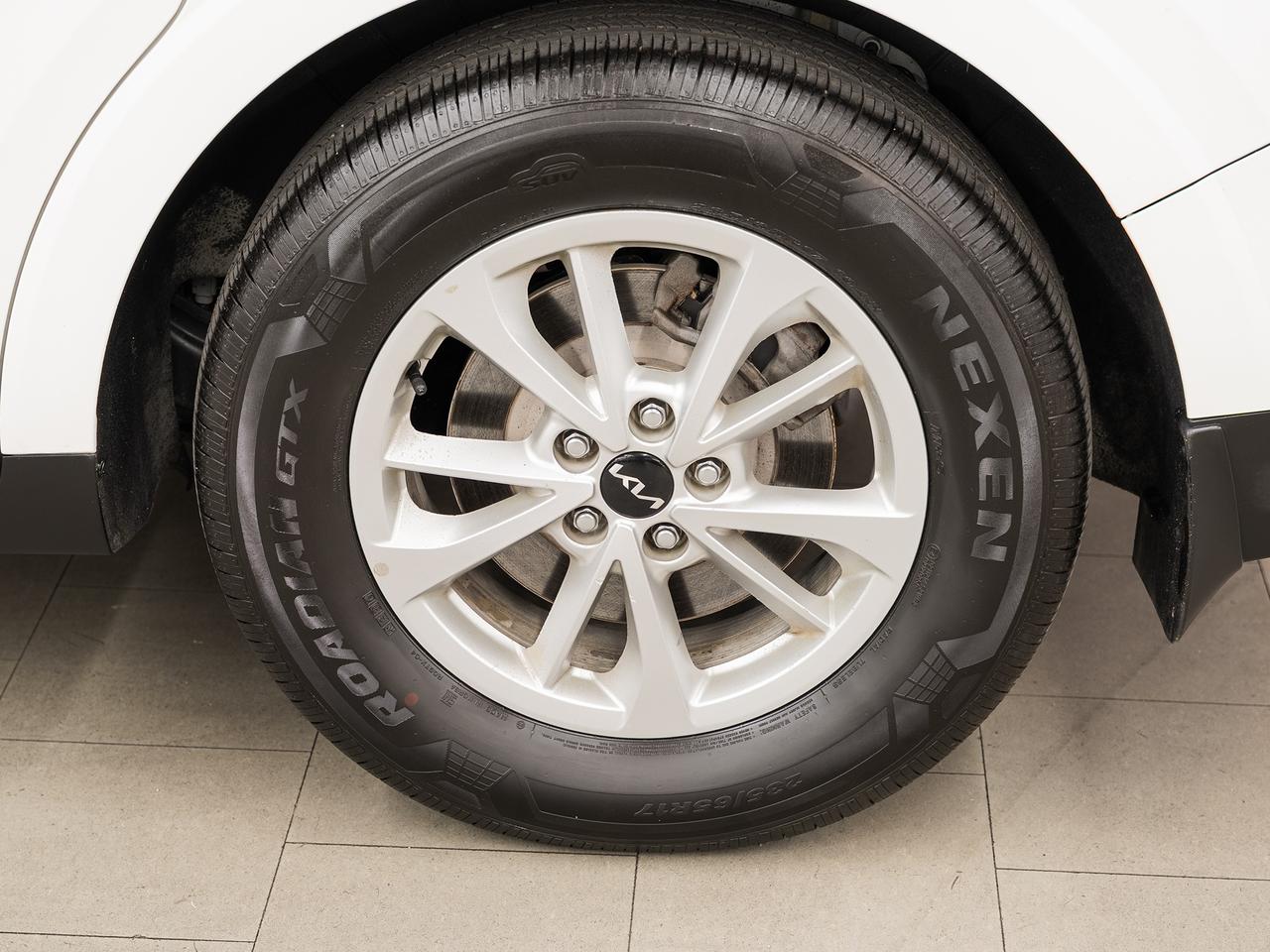 2024 Kia Carnival LX | Power Doors | Heated Seats | LKAS | CarPlay Photo