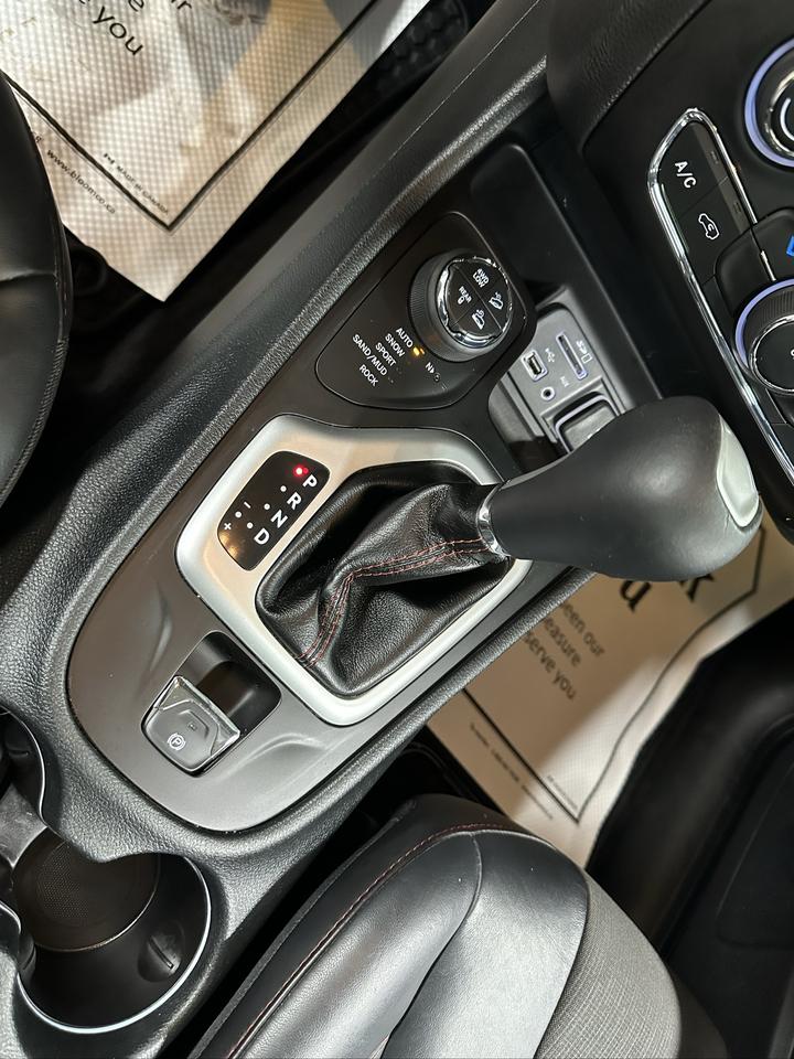 2016 Jeep Cherokee 4WD 4dr Trailhawk Photo23