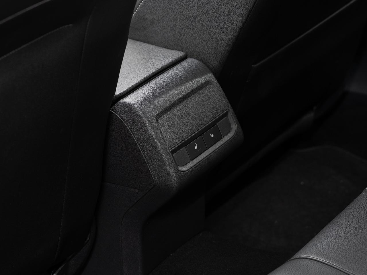 2019 Volkswagen Jetta R-LINE | Sunroof | Leather | BSM | CarPlay