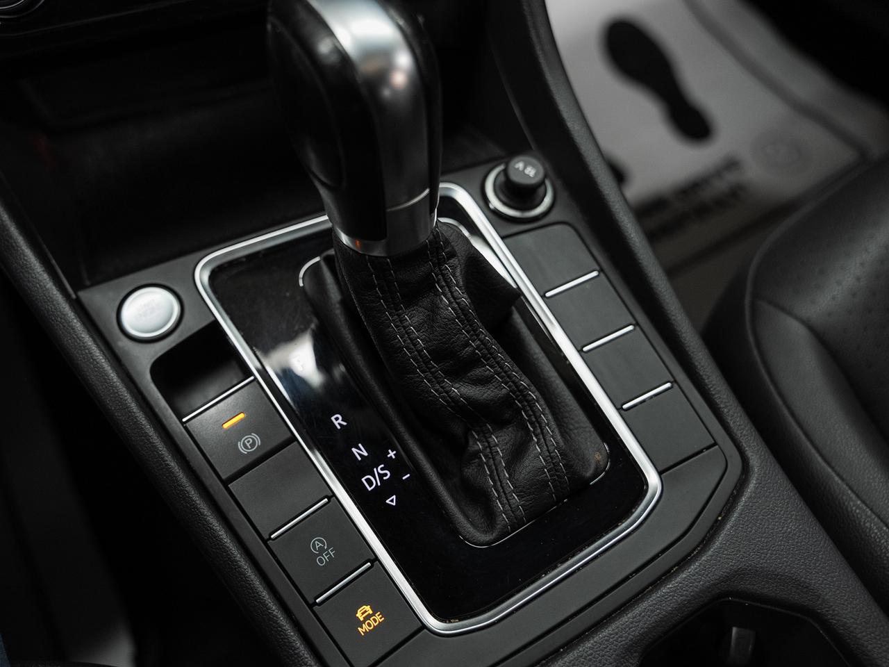 2019 Volkswagen Jetta R-LINE | Sunroof | Leather | BSM | CarPlay